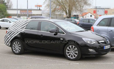 Spy Shots: ��������� Opel Astra Sports Tourer 2011 ���������� ����