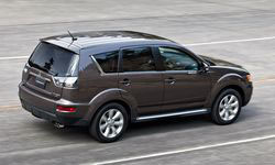 Официальные изображения обновленного кроссовера Mitsubishi Outlander