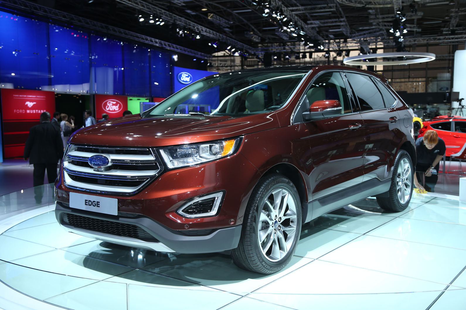 Ford ��������� ����� ����������� Edge