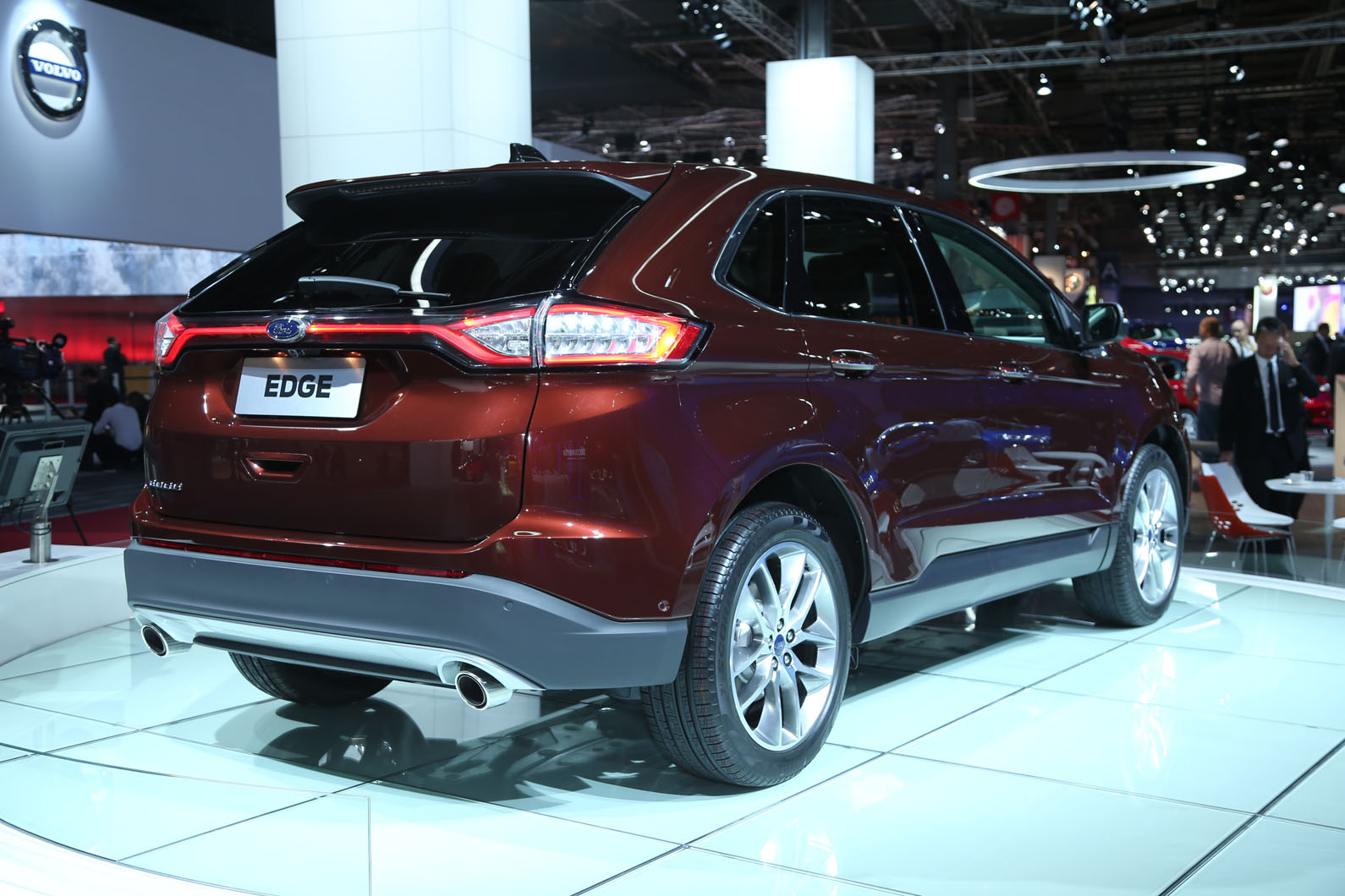 Ford ��������� ����� ����������� Edge