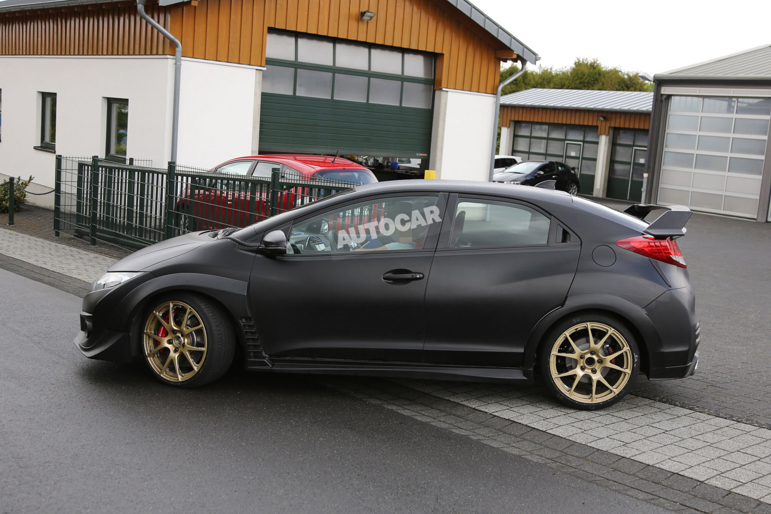 Британцы заметили в Европе новый Honda Civic Type R
