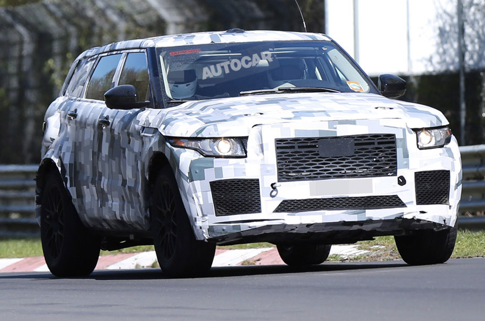 Jaguar ������� � ������� ���������� Porsche Macan