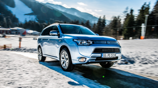 Mitsubishi убирает с российского рынка гибридный кроссовер