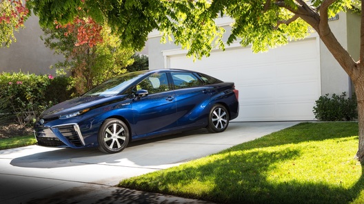 Toyota Mirai ���������� �������� ������������