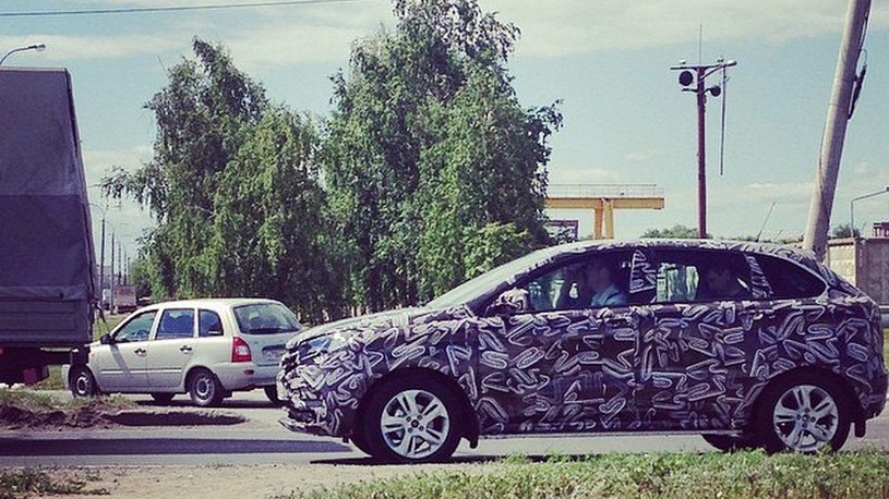 Новейший кроссовер Lada XRay снова обнаружен на улицах