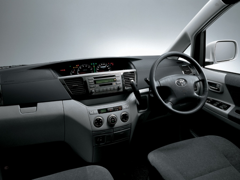 Toyota Voxy ������������� ����
