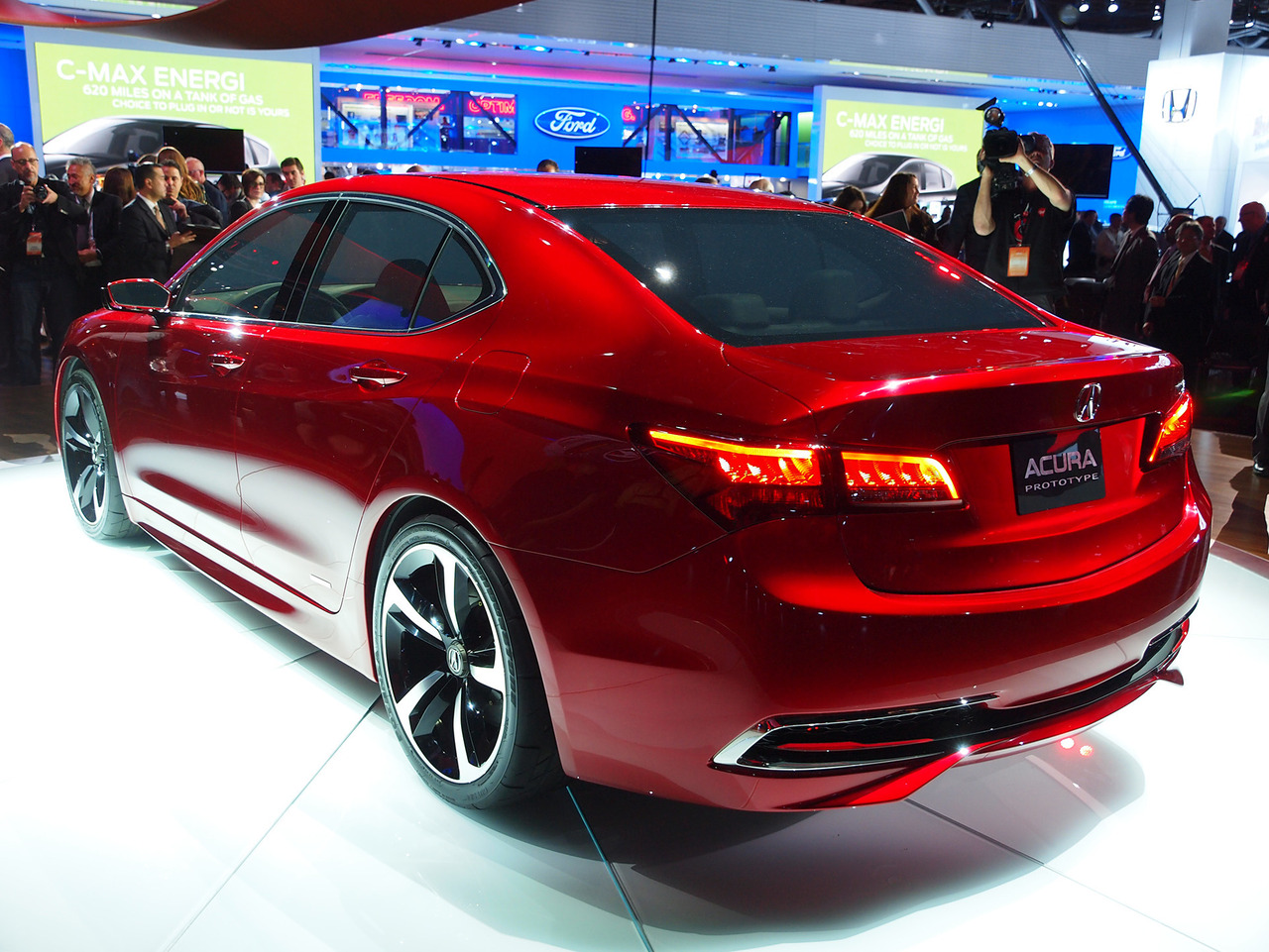 ����� Acura TLX ����� � ���������� � ��������