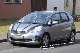 Шпионские фотографии гибрида Honda Fit