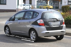 Шпионские фотографии гибрида Honda Fit