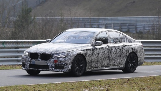 Семёрка BMW удивит всех по-новому
