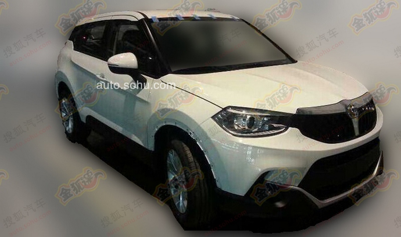 В Интернете появились снимки нового компакт-кроссовера китайской марки Brilliance V3
