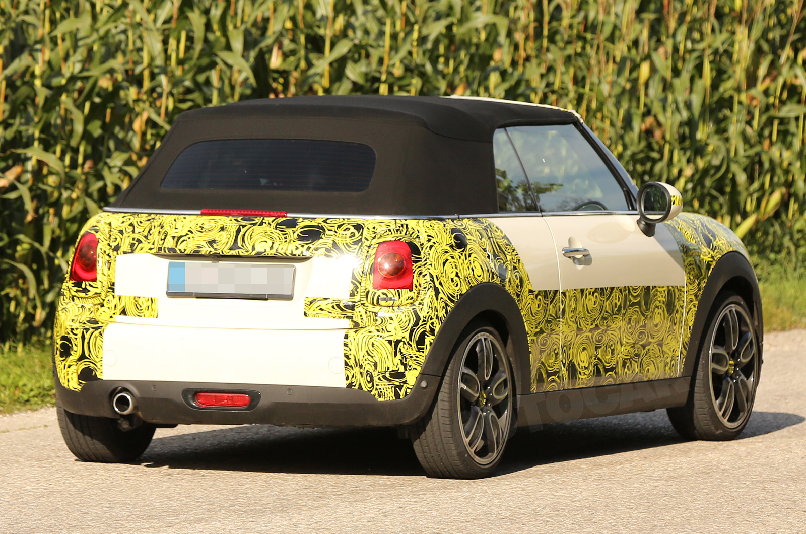 Папарацци сфотографировали прототип нового кабриолета Mini Convertible