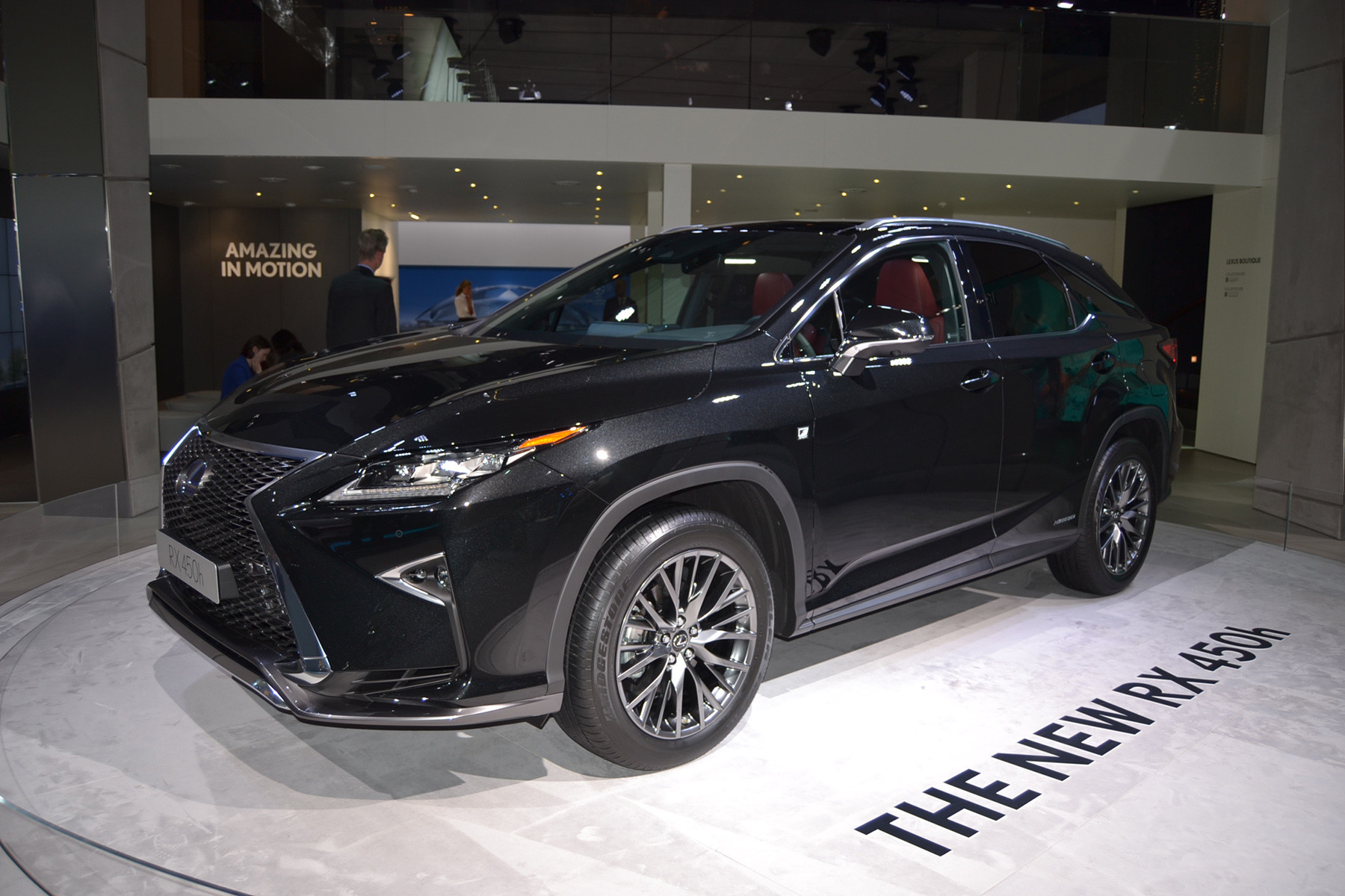 Lexus объявил о начале продаж обновленного кроссовера RX