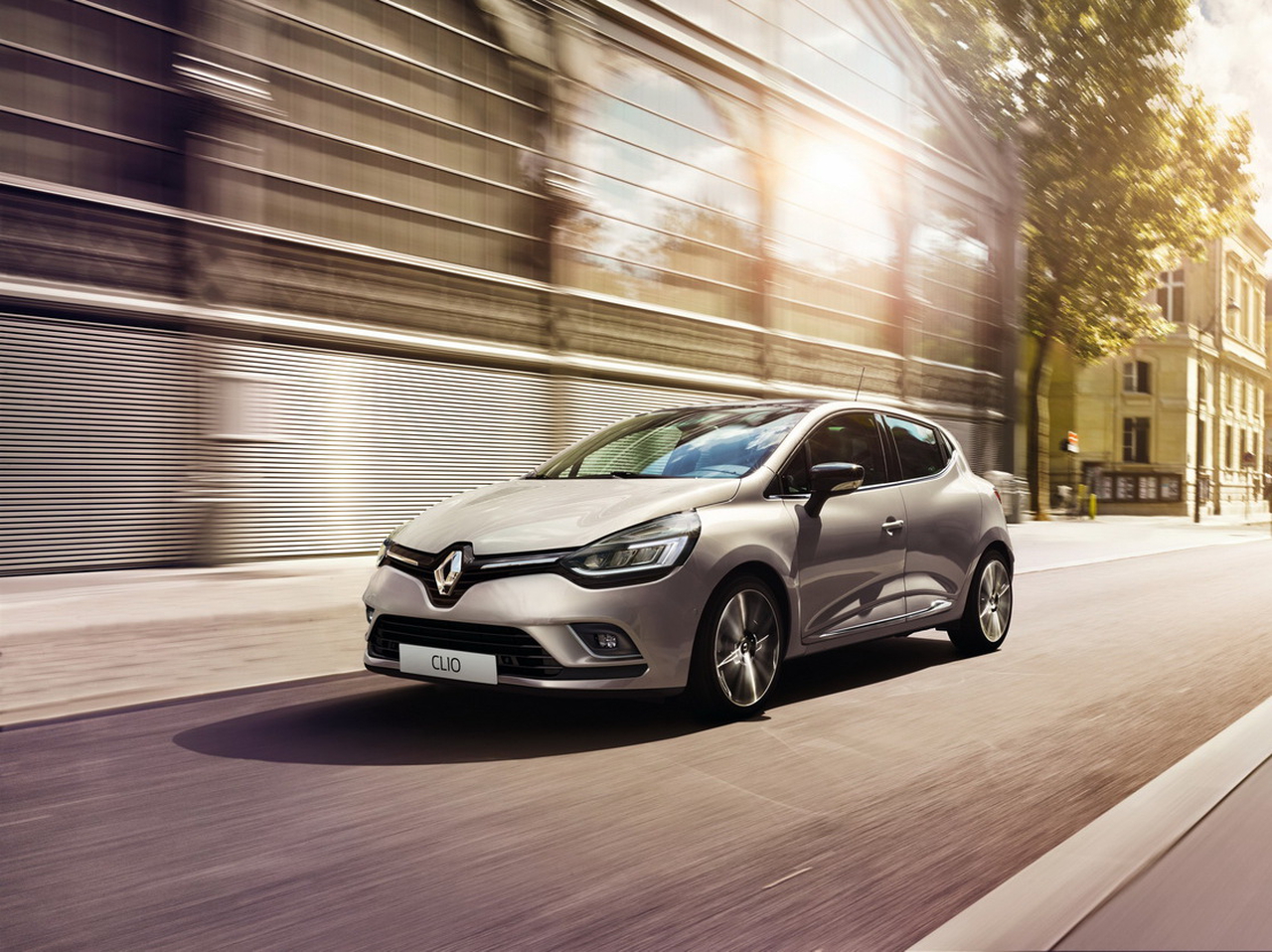 Апдейт супермини авто Renault Clio