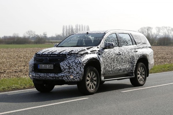 ����� Mitsubishi Pajero - ��������� ������ Land Rover Discovery