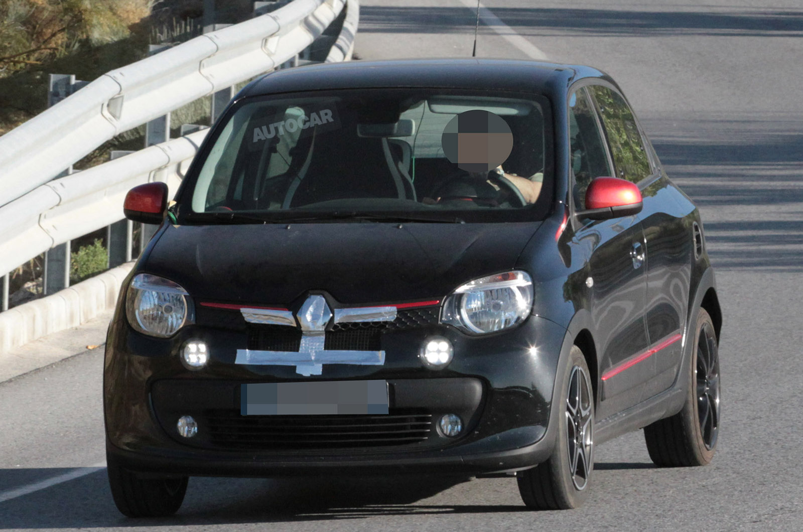 Английские автошпионы «наткнулись» на прототип новой версии Renault Twingo